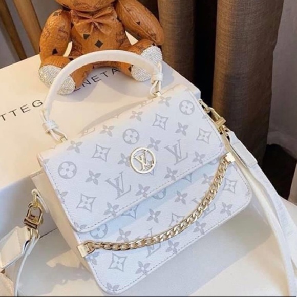 Meet your Posher, Alasia - Picture 1 of 1